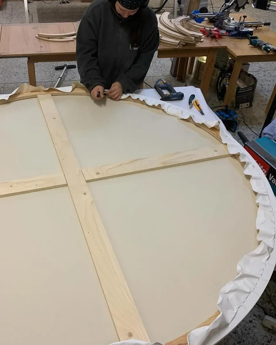 Karsten bespannt eine runde Leinwand mit 190 cm