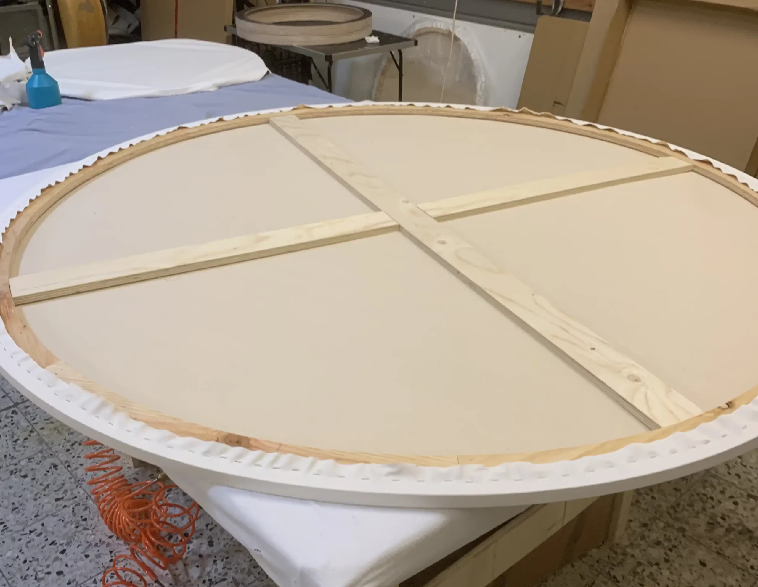 Rückseite einer runden Leinwand 150 cm mit Mittelkreuz