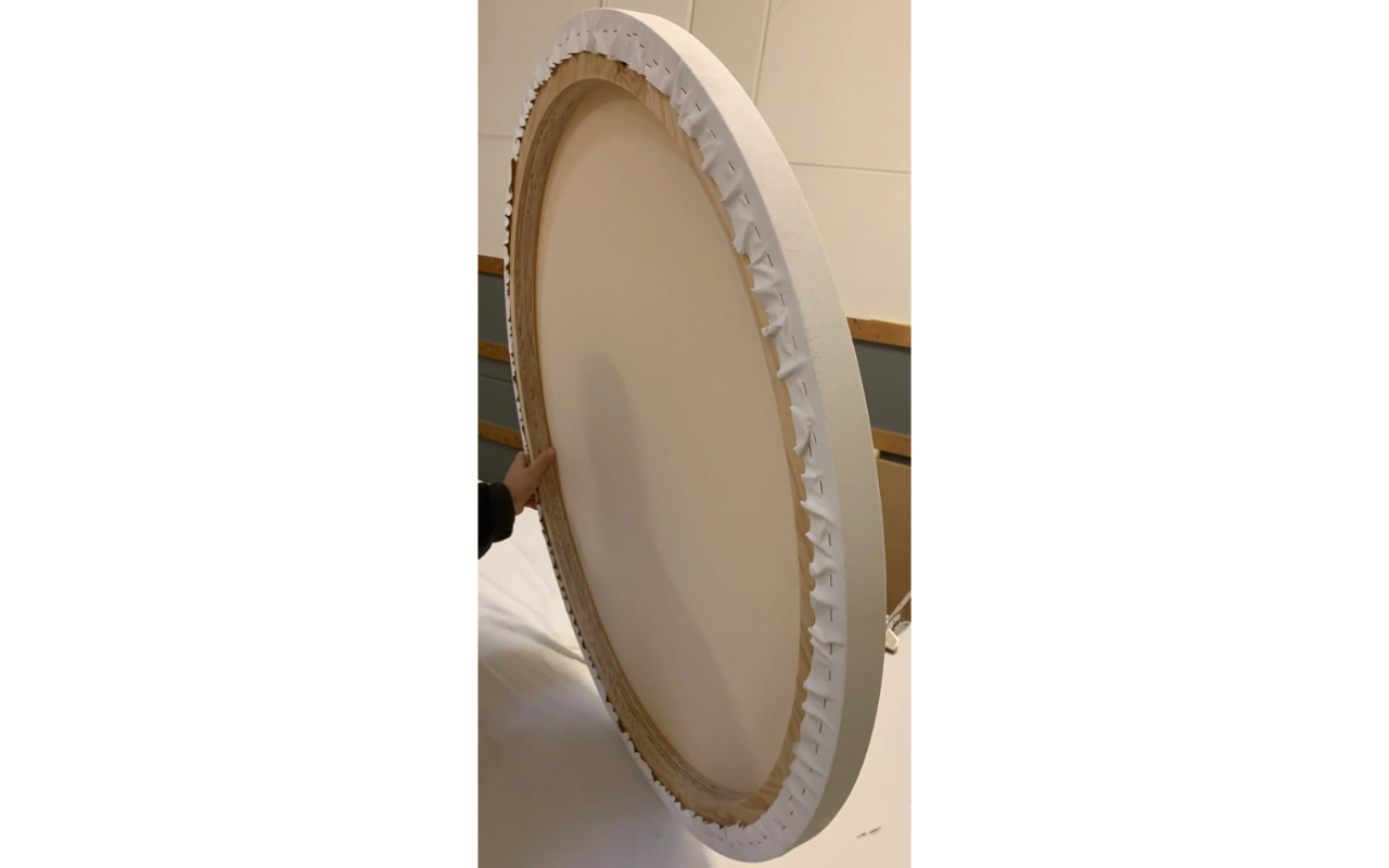 Seitenansicht einer runden Leinwand mit glatten Rändern