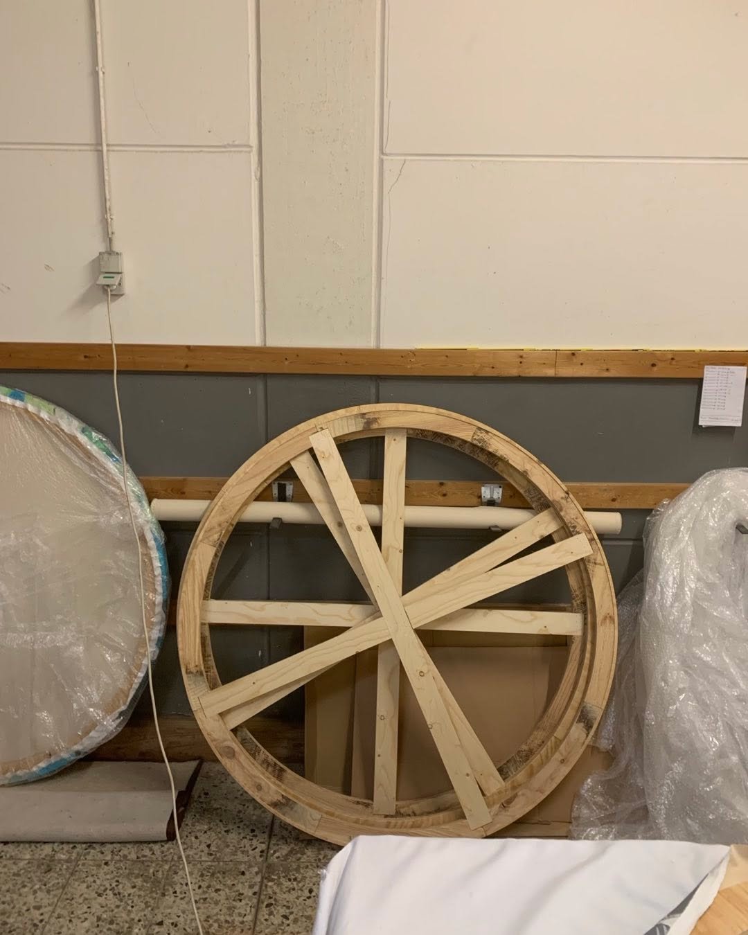 Zwei große runde Holzrahmen an der Werkstattwand